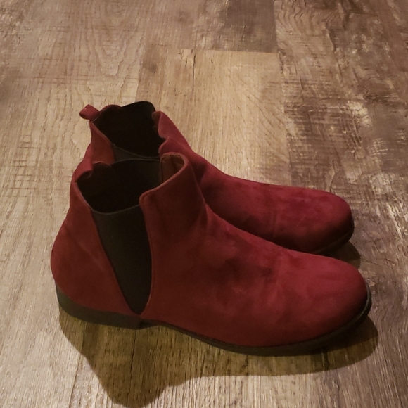 Red boots - Picture 2 of 6